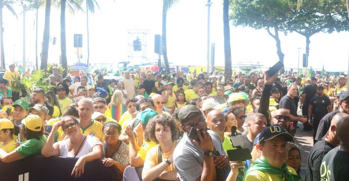 Brasileiros se mobilizam em manifestação em Copacabana pedindo anistia e liberdade de expressão