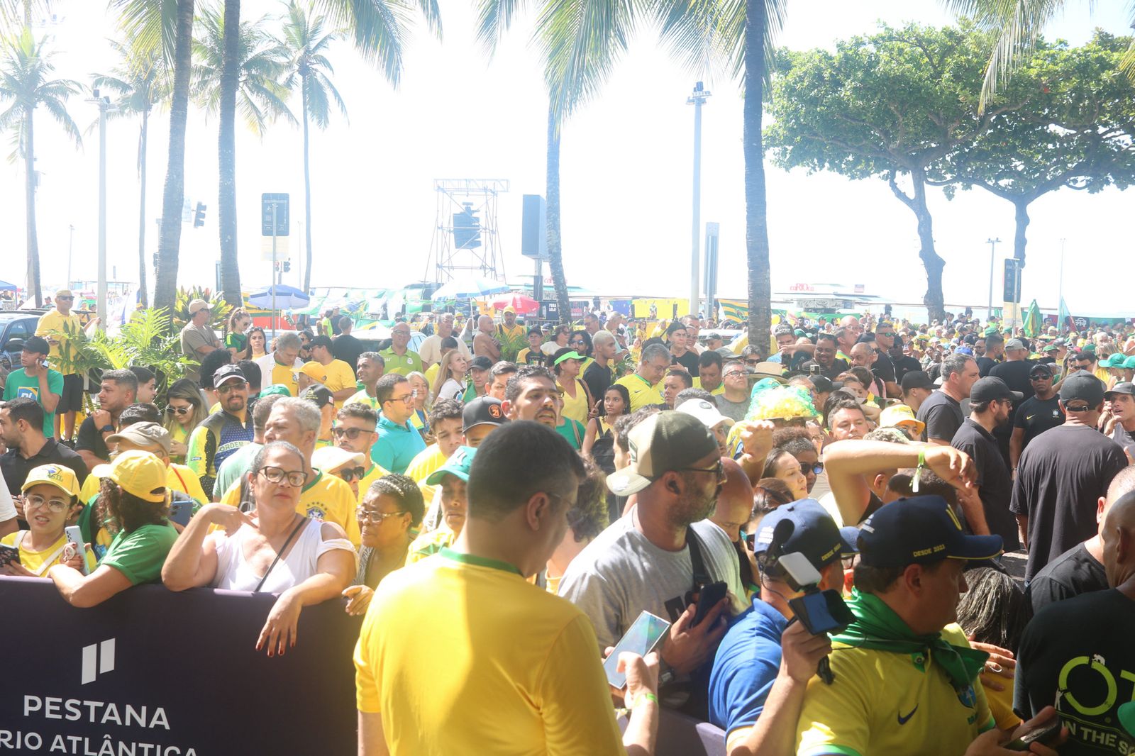 Brasileiros se mobilizam em manifestação em Copacabana pedindo anistia e liberdade de expressão
