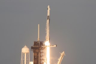 SpaceX resgata astronautas da EEI após nove meses retidos no espaço