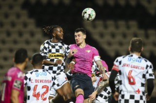 A intrigante trajetória de Chidozie Awaziem no futebol português: uma análise profunda