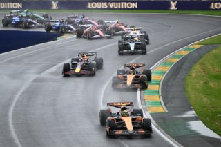 Lando Norris brilha em Melbourne e vence Verstappen no GP da Austrália sob chuva