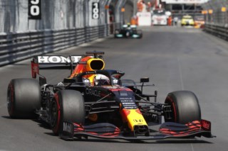 Lando Norris brilha em Melbourne e vence Verstappen no GP da Austrália sob chuva