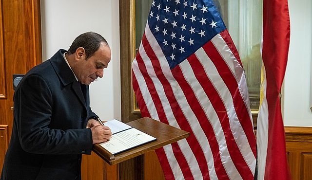 Egito apresenta plano de reconstrução para Gaza, desafiando proposta de Trump