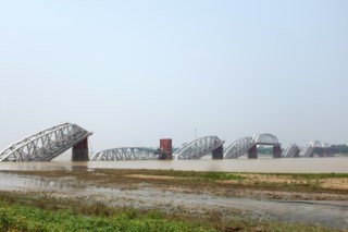 Birmânia: Novo tremor de terra aumenta temores de milhares de mortos após sismo devastador