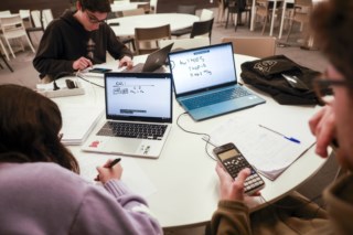 O verdadeiro propósito da universidade: formar mentes ou apenas diplomas?