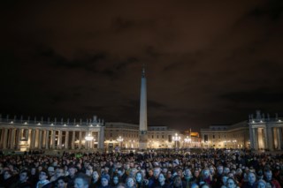 Após nova crise respiratória, Papa Francisco retoma rotina leve e mantém saúde complexa