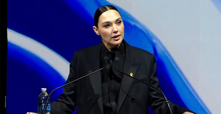 Gal Gadot expressa orgulho de ser judia e israelense, e denuncia o antissemitismo no mundo