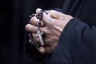 Papa Francisco apresenta melhora após noite tranquila, mas mantém cuidados intensivos