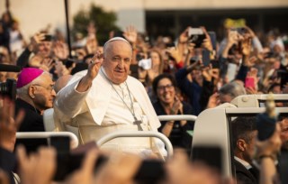 Papa Francisco estabiliza e já não precisa de ventilação mecânica após problemas respiratórios