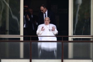 Papa Francisco faz primeira aparição pública após alta hospitalar em Roma
