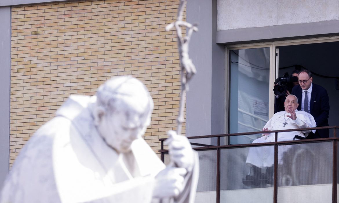 Papa Francisco recebe alta após 38 dias de internação e agradece fiéis na saída do hospital