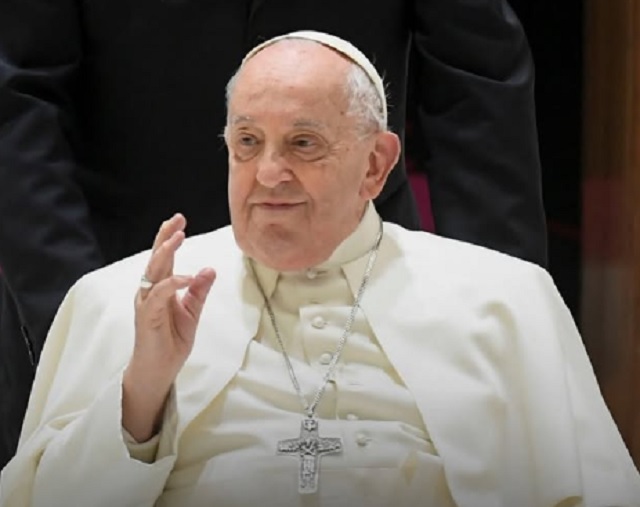 Papa Francisco mantém repouso e tem noite tranquila em hospital, informa Vaticano