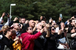 Papa Francisco faz primeira aparição pública após alta hospitalar em Roma
