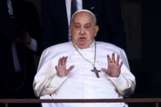 Papa Francisco faz primeira aparição pública após alta hospitalar em Roma