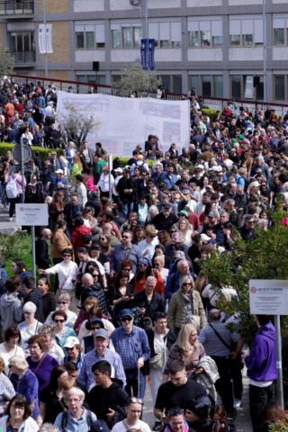 Papa Francisco faz primeira aparição pública após alta hospitalar em Roma