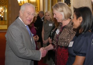 Carlos III adia compromissos por pequeno percalço de saúde durante tratamento contra câncer