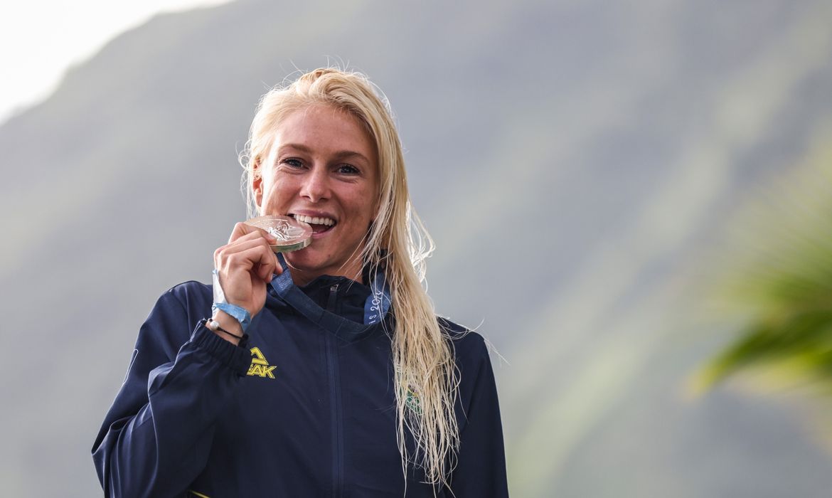 Tatiana Weston-Webb interrompe carreira para priorizar saúde mental e busca recomeço no surfe