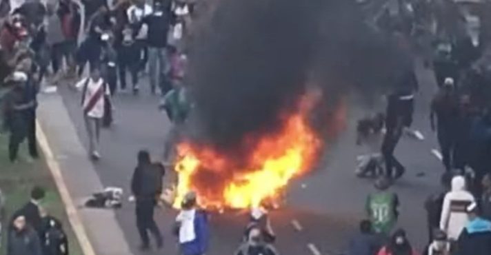 Conflitos nas ruas da Argentina: protestos contra cortes em benefícios previdenciários resultam em violência