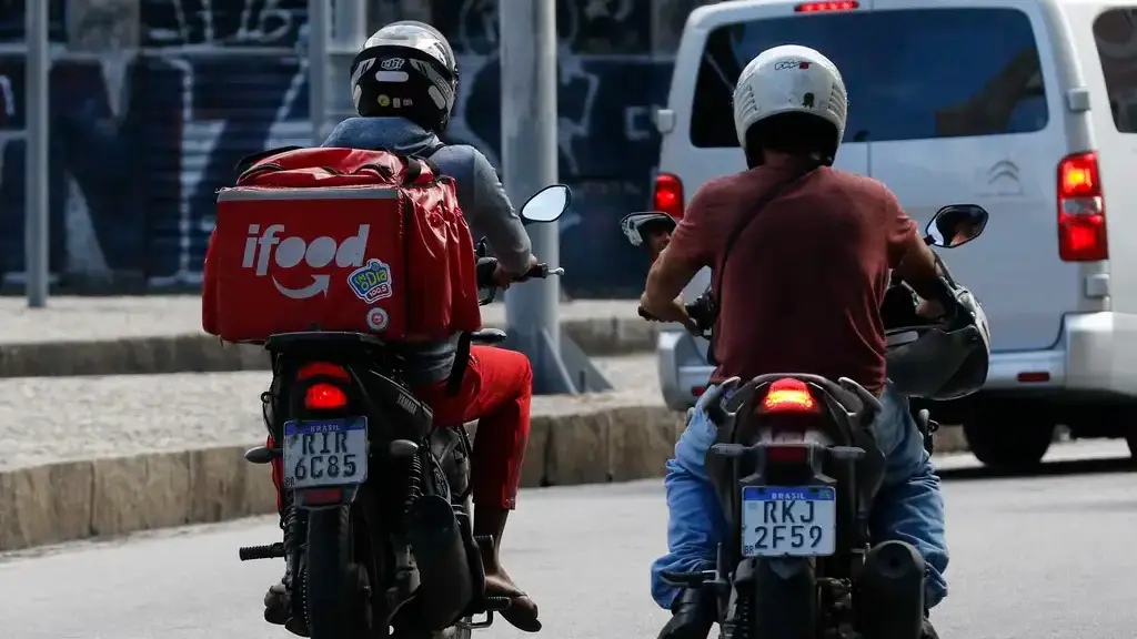 Entregadores e motoristas de aplicativos paralisam atividades em protesto por melhores remunerações