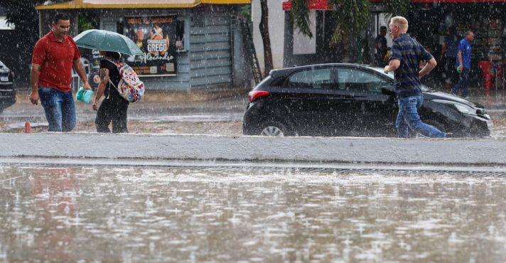 Alerta de chuvas intensas marca o início da semana no Brasil