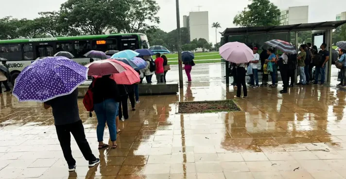 Alerta de Inmet: Quedas de temperatura e chuvas intensas atingem diversas regiões do Brasil neste domingo