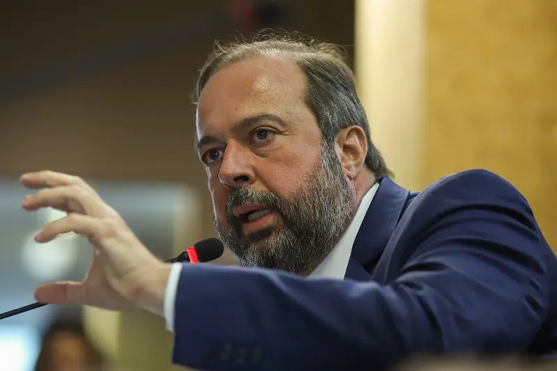 Ministro Alexandre Silveira propõe aumento da mistura de etanol na gasolina para promover sustentabilidade