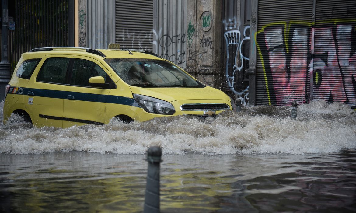 Temporal no Rio de Janeiro provoca alagamentos e queda de árvores, deixando a cidade em alerta