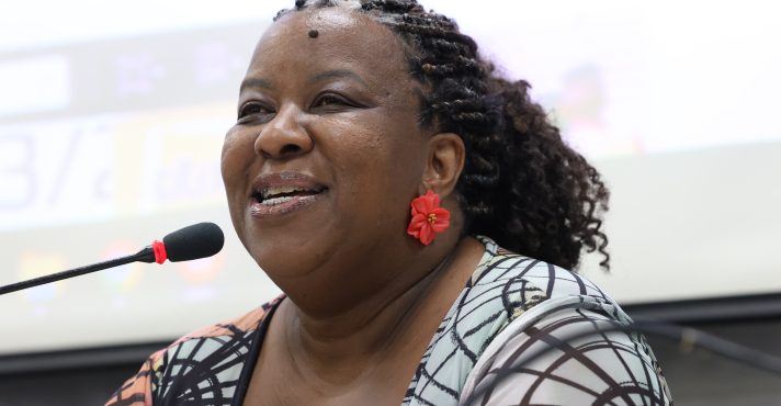 Ministra Macaé Evaristo faz meme sobre isenção de IR enquanto é investigada por desvio de quase R$ 180 milhões