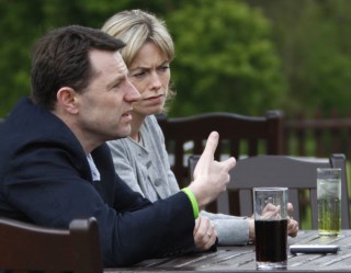 Mulher de 60 anos enfrenta acusações de assédio à família de Madeleine McCann