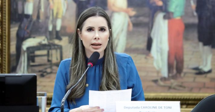 Carol De Toni critica violação de direitos de manifestantes e defende anistia aos presos do 8 de janeiro