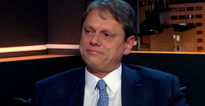 Emocionante relato de Tarcísio de Freitas sobre sua infância e trajetória política