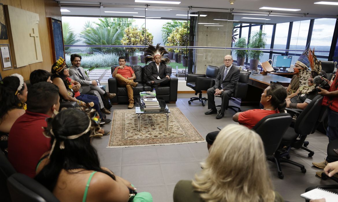 Mendes Recebe Indígenas e Defende Conciliação Sobre o Marco Temporal das Terras