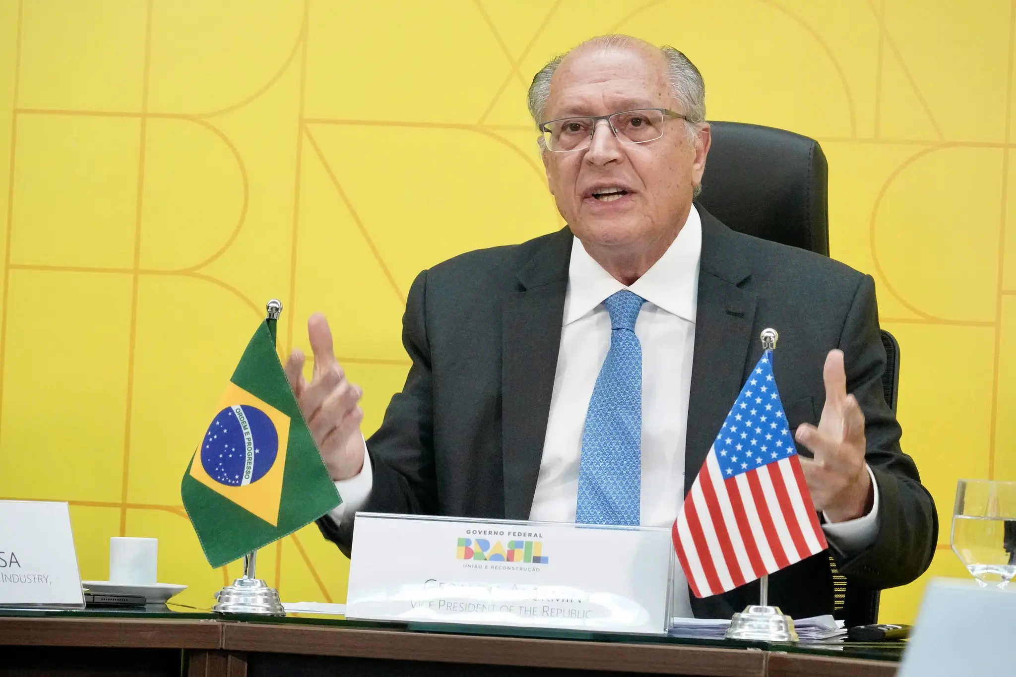 Alckmin Adota Postura Concilatória e Não Retalia Tarifas de Trump