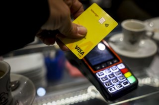 Deco pede lei para que bancos informem clientes sobre juros de cartões de crédito