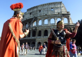 Itália aplica multa a empresas por açambarcamento de bilhetes do Coliseu