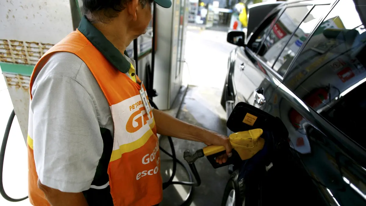 Petrobras estuda ajustar preços de combustíveis a cada 15 dias; Silveira antecipa possíveis reduções