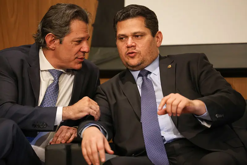 Governo apresenta LDO 2026 com superávit de R$ 38,2 bilhões e aumento do salário mínimo