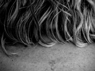 Cabelos Grisalhos: A Nova Tendência que Celebra a Maturidade e Exige Cuidados Especiais