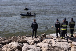 Condutor de 31 anos encontrado morto após carro cair no Tejo em Caxias – Acidente chocante na Avenida Marginal