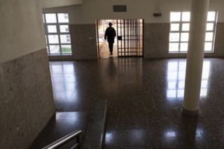Dez guardas prisionais suspensos em operação da PJ contra tráfico de drogas nas prisões