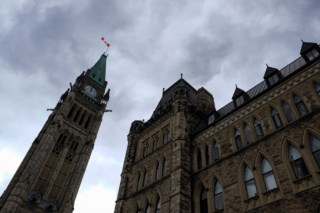 Homem detido após se barricar no Parlamento do Canadá sem registros de feridos