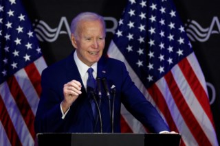 Biden acusa Trump de atacar a Segurança Social em discurso sobre o 'machado'