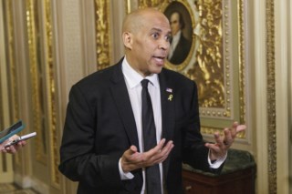 Cory Booker faz discurso histórico de mais de 24 horas no Senado contra Trump