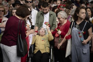 Marinha Grande homenageia 'Celeste dos Cravos' com 4.100 cravos em celebração especial