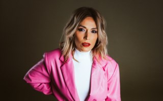 Ana Bacalhau Liberta Sua Arte em 'Mundo Antena': Reflexões e Retornos Musicais