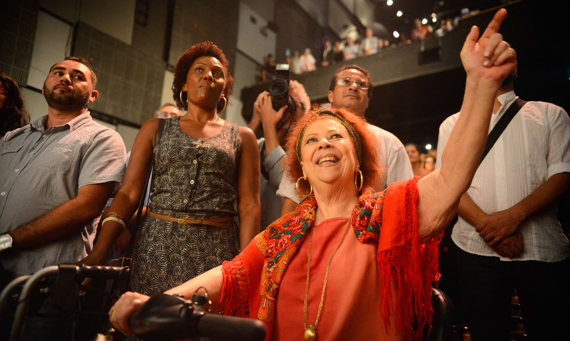 Lu Carvalho homenageia Beth Carvalho no programa Roda de Samba com memórias afetivas e músicas