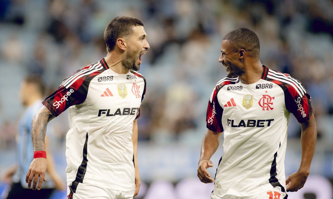 Flamengo assume liderança do Brasileiro com vitória sobre o Grêmio e brilha com Arrascaeta
