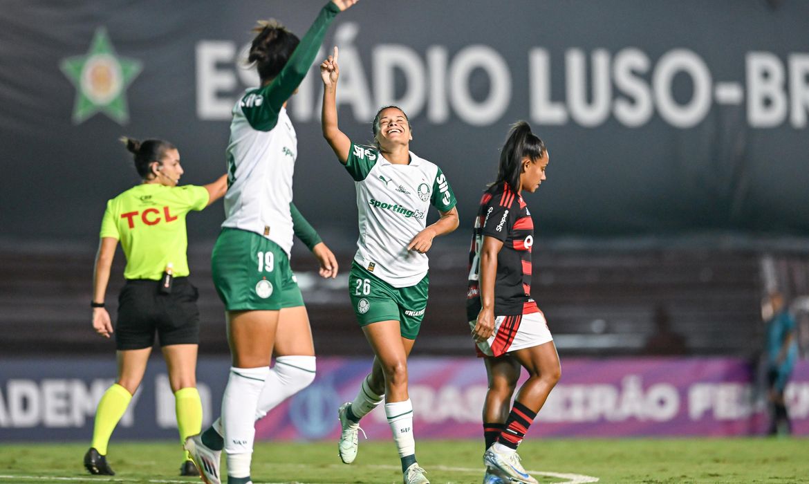 Palmeiras conquista vitória expressiva sobre o Flamengo e assume a liderança do Brasileirão feminino