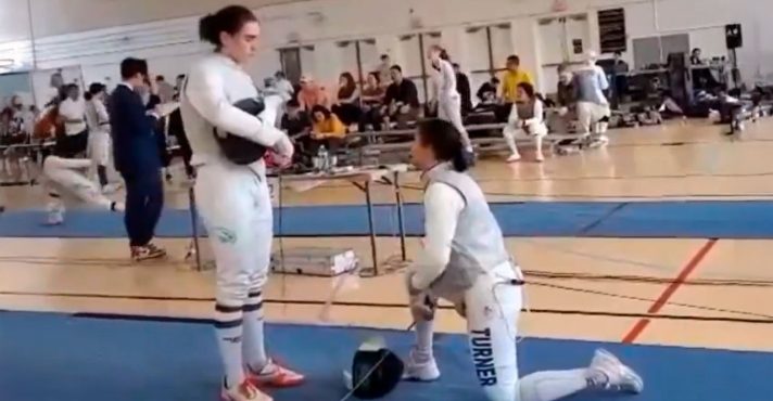 Esgrimista se recusa a enfrentar oponente trans e provoca expulsão no torneio feminino
