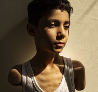 Menino Palestiniano de 9 Anos Vence o World Press Photo com Retrato comovente da Guerra em Gaza